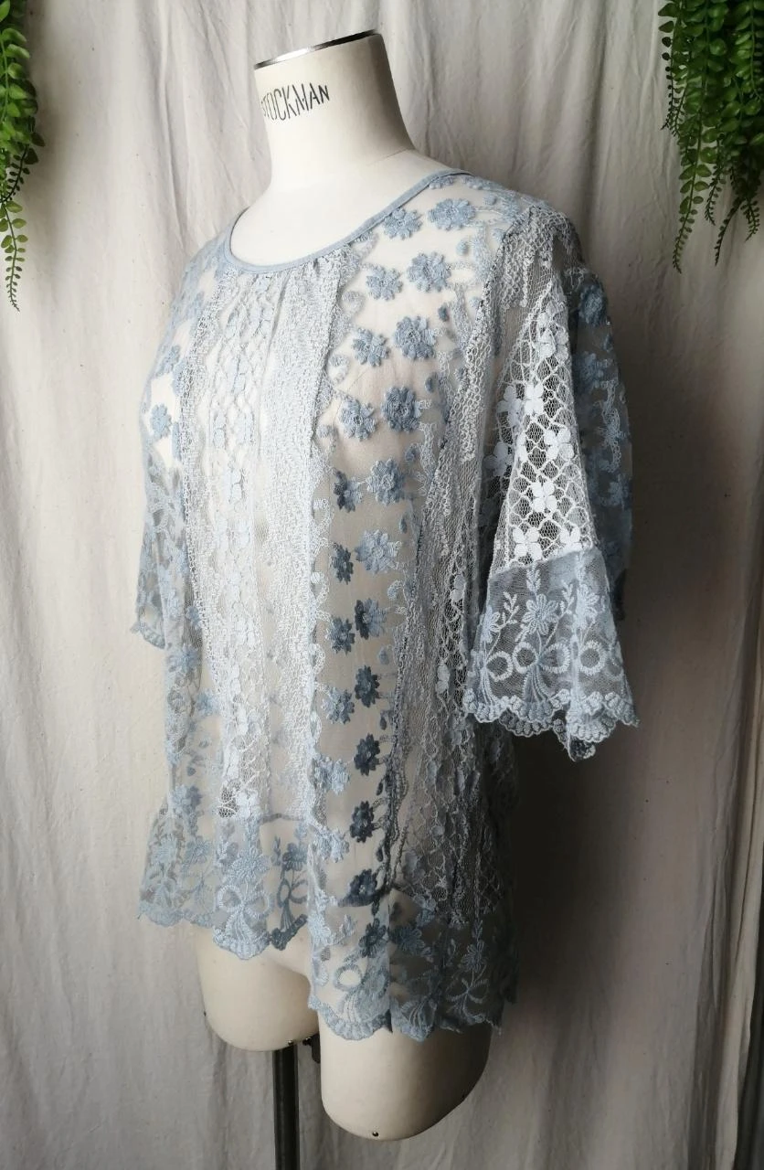 Blusa romántica mangas 3/4 en encaje transparente azul cielo "Made in Italy" – photo 2